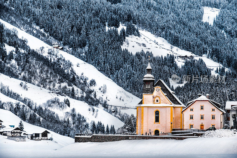 意大利Vipiteno - Racines附近的Ridanna山谷(Val Ridanna)的教堂在降雪下的上阿迪杰白云石的全景霜冻景观